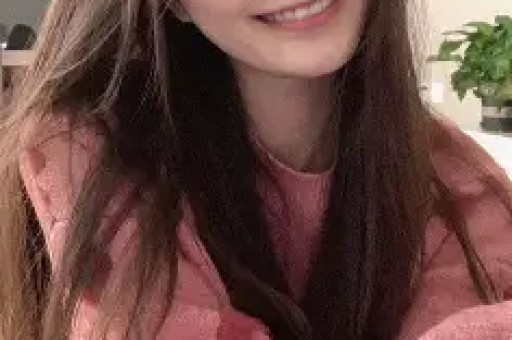 天价穿搭引全网哗然！梅根单品溢价离谱带货人设彻底翻车遭全网质疑